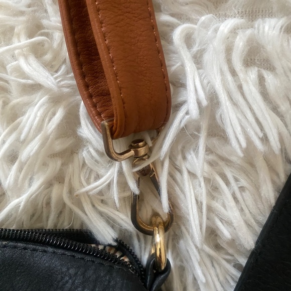 Black Leather Adjustable Shoulder Bag with Coin Purse - Picture 5 of 9